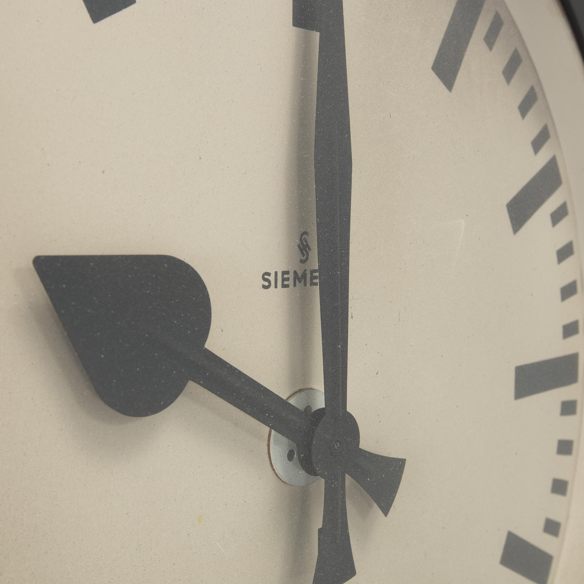 a Siemens "ANU 39" wall clock from the first half of the 20th century.