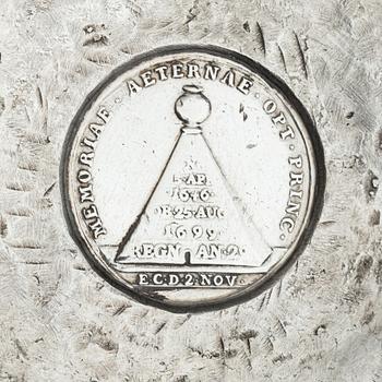 Dryckeskanna, silvermontering på kompaniporslin, otydlig mästarstämpel, Danmark 1700-tal.