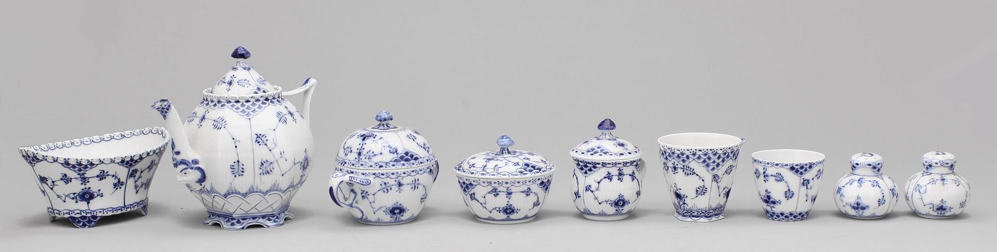 MAT- samt KAFFESERVIS, 151 delar, porslin, "Musselmalet", Royal Copenhagen, 1900-tal.