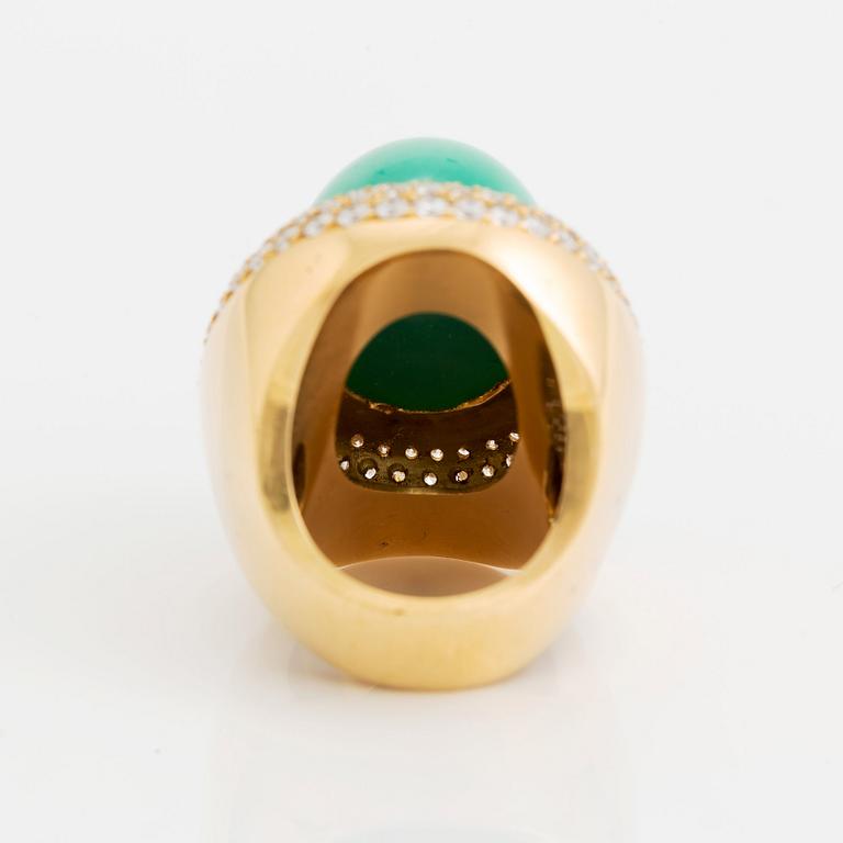 An 18K gold and chrysoprase Acchinelli ring set with round brilliant-cut diamonds.