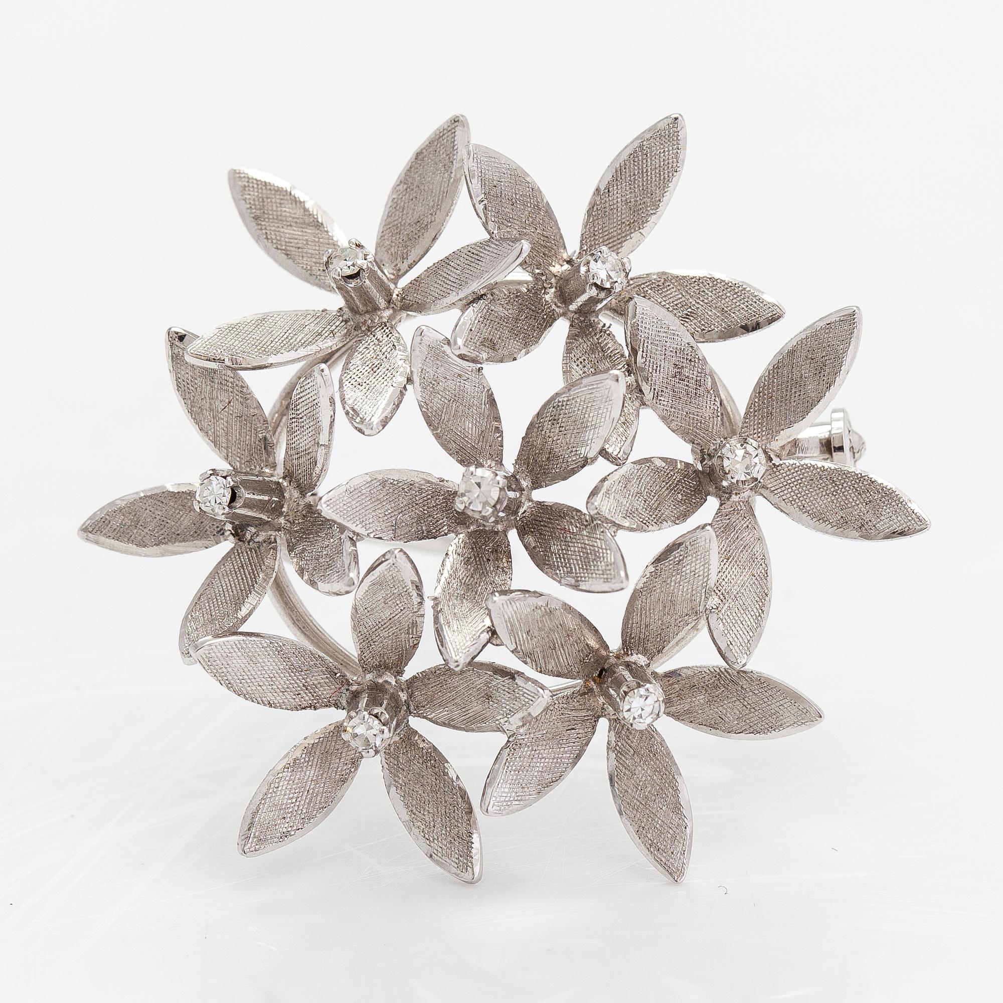 An 18K white gold brooch with diamonds ca. 0.10 ct in total. Unoarre, Italy.