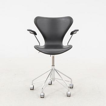 Arne Jacobsen, skrivbordsstol, "Sjuan", Fritz Hansen, daterad 2017.