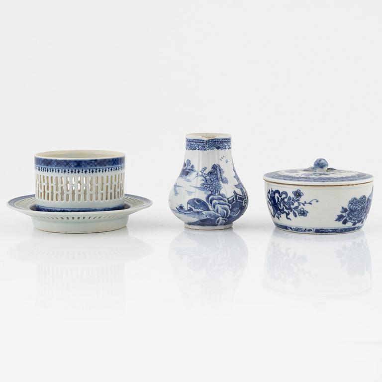 A blue and white creamer, butter dish and a bowl with stand, China, 18th/19th century.