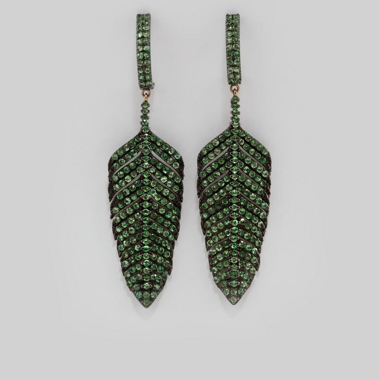 ÖRHÄNGEN, 14K guld och silver med fasettslipade tsavoriter 5.70 ct. Vikt 17,4 gram.