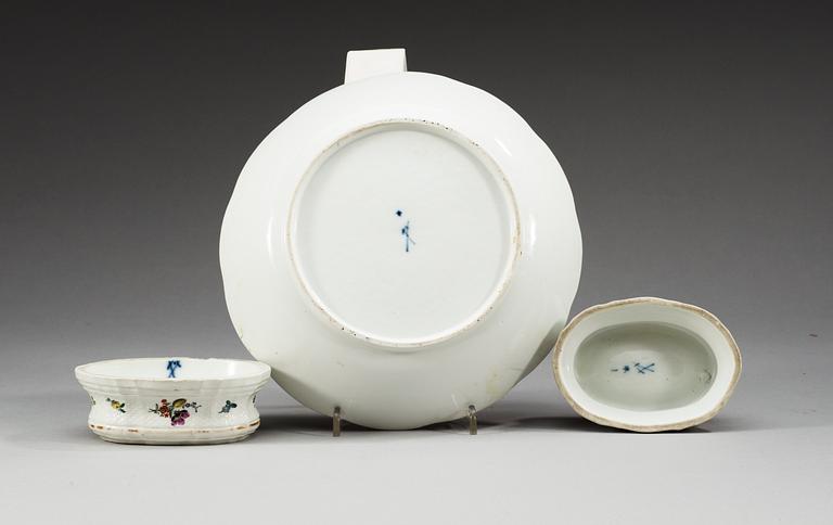 SALTKAR, två stycken samt SKÅLFAT, porslin. Meissen, 1700-tal.