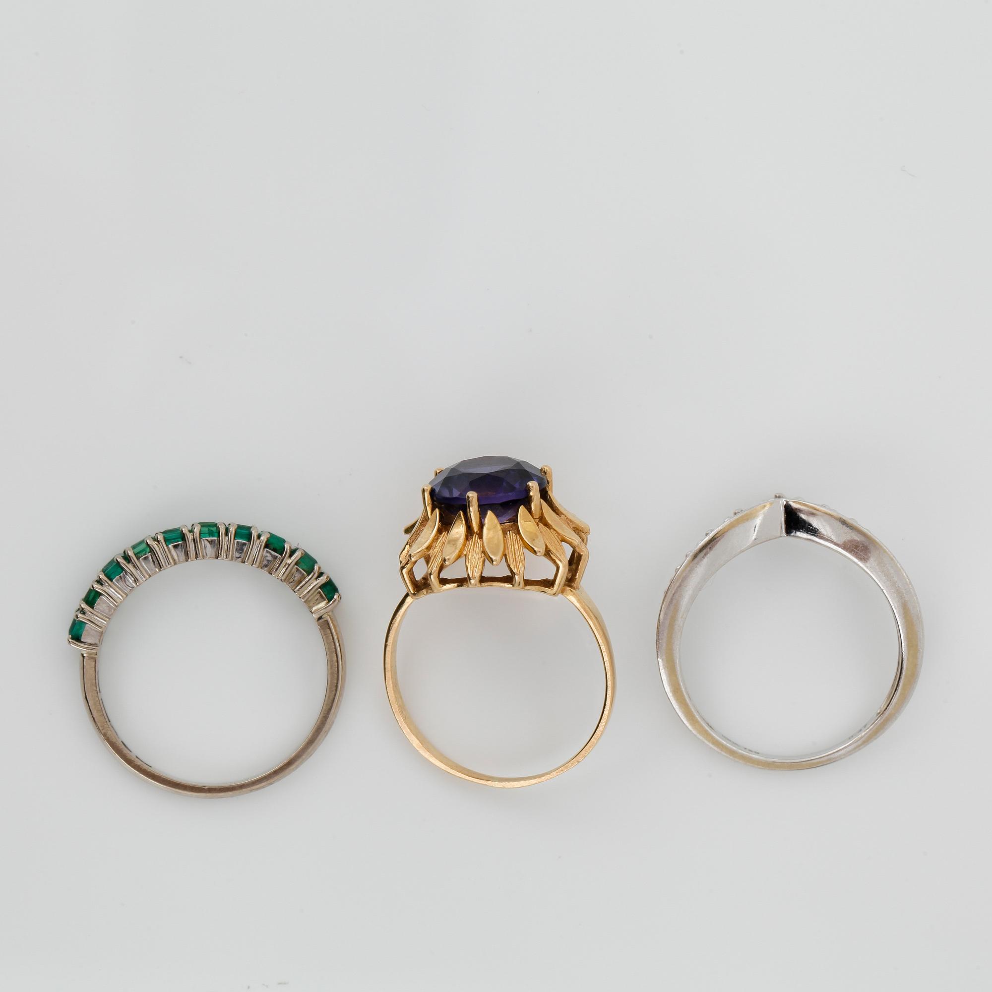 RINGAR, 3 st, guld 18K, diamanter, syntetisk safir, smaragder, bla Heribert Engelbert, Stockholm 1983. Tot ca 12 gram.