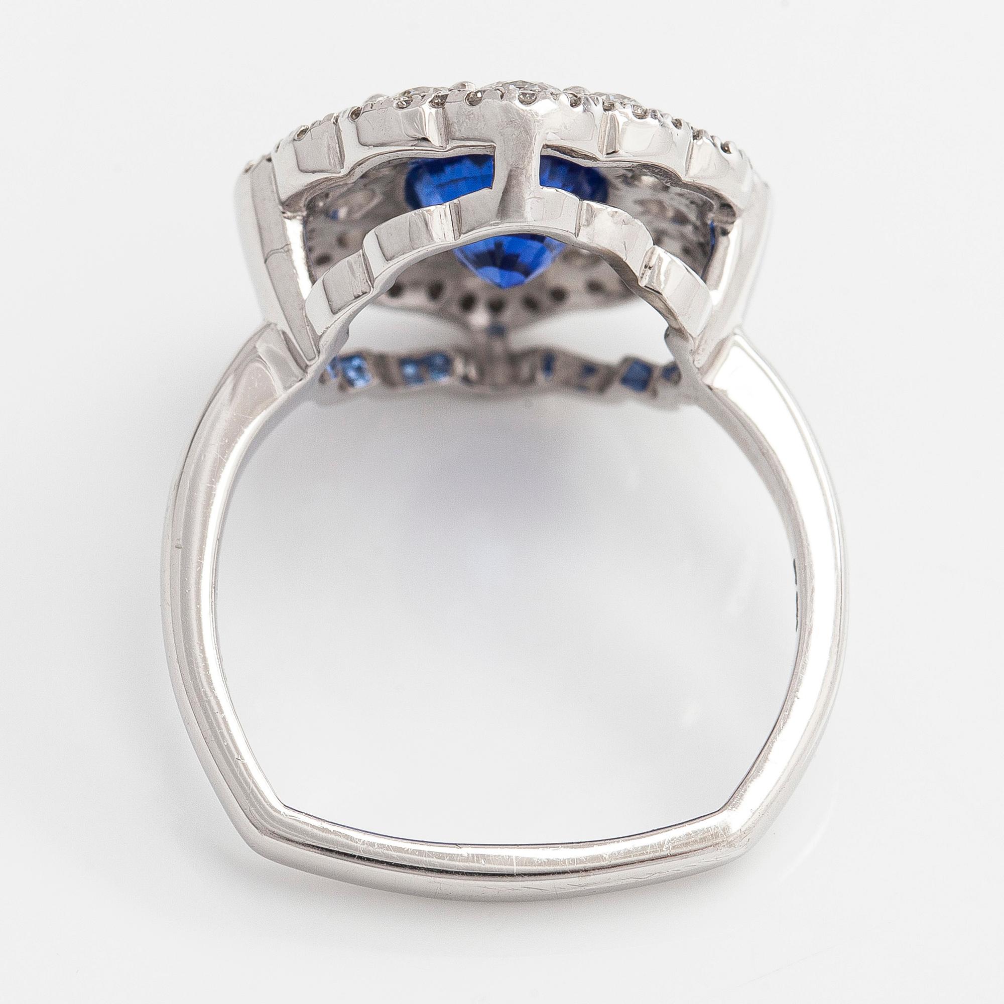 Ring, platina med en oval obehandlad safir, Sri Lanka, och briljantslipade diamanter. GRS-sertifikat.