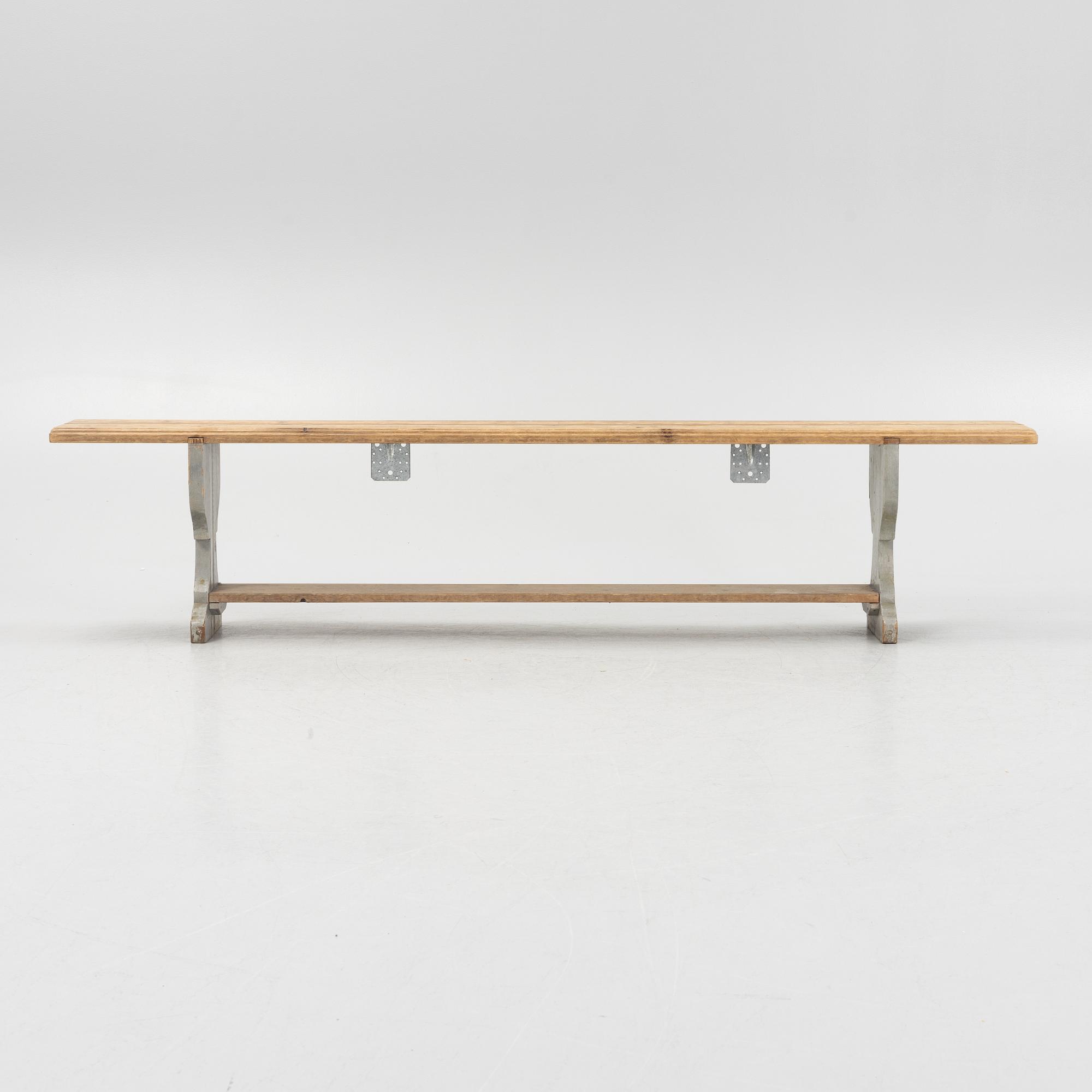 Bänk, gustaviansk stil, 1900-talets andra hälft.