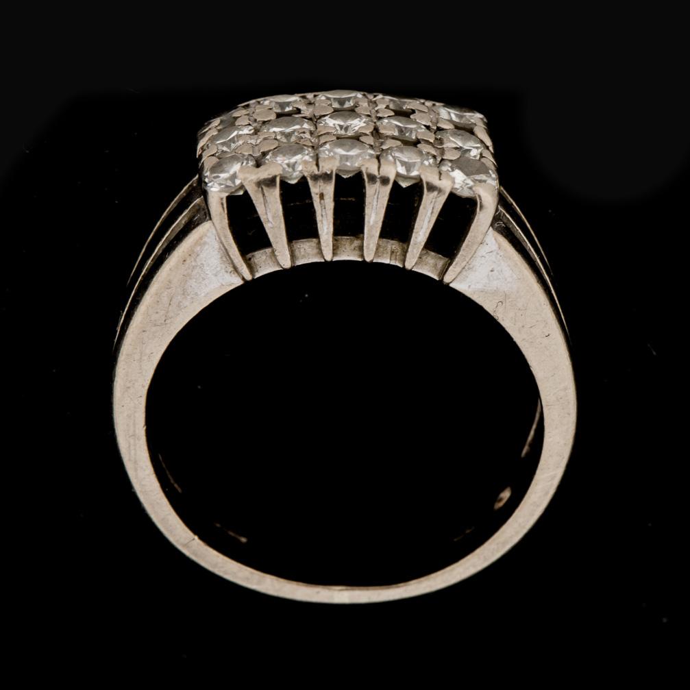 RING, 18k guld med små diamanter. Lawapé Guldsmedsateljé, Stockholm 1963. Vikt ca 7 gram.