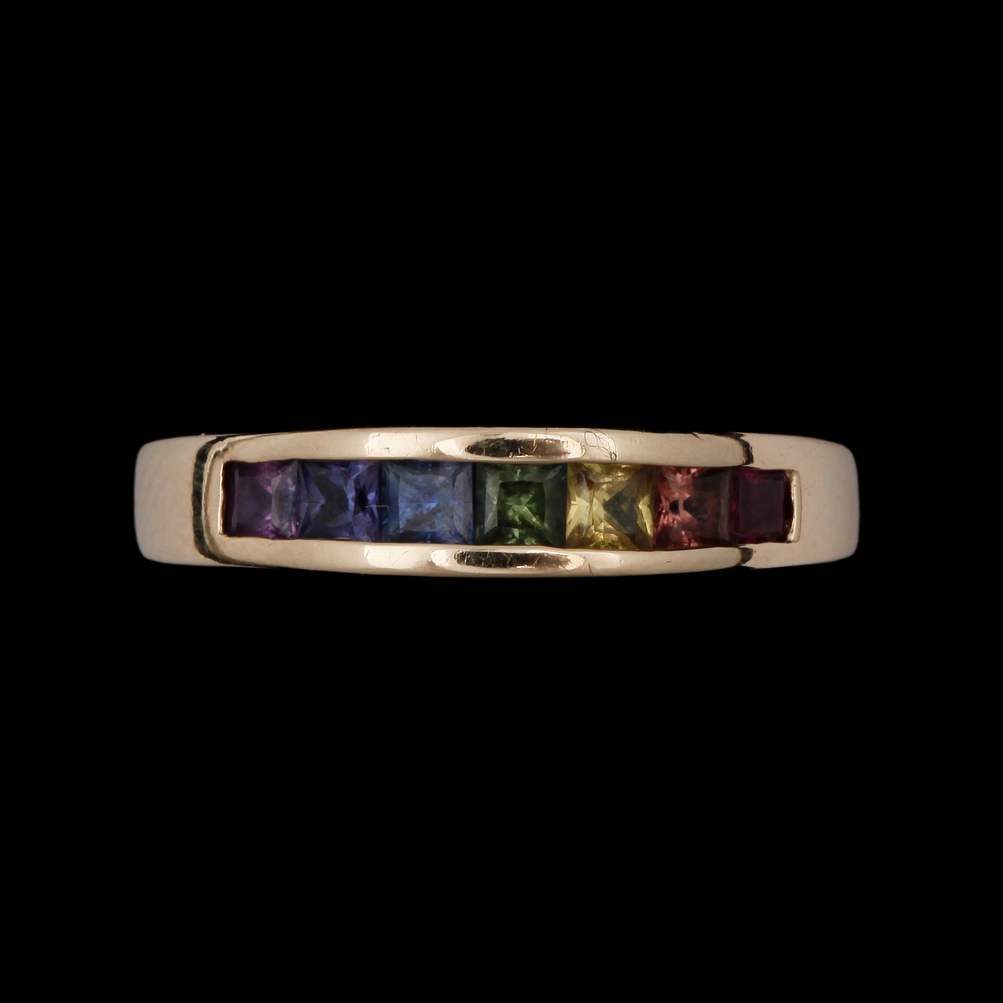 RING, 14k guld med flerfärgade safirer. 2000-tal. Vikt 3,8g.