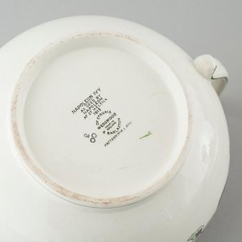 22 pieces of "Napoleon Ivy" in earthenware, made by Wedgewood, 20th century.