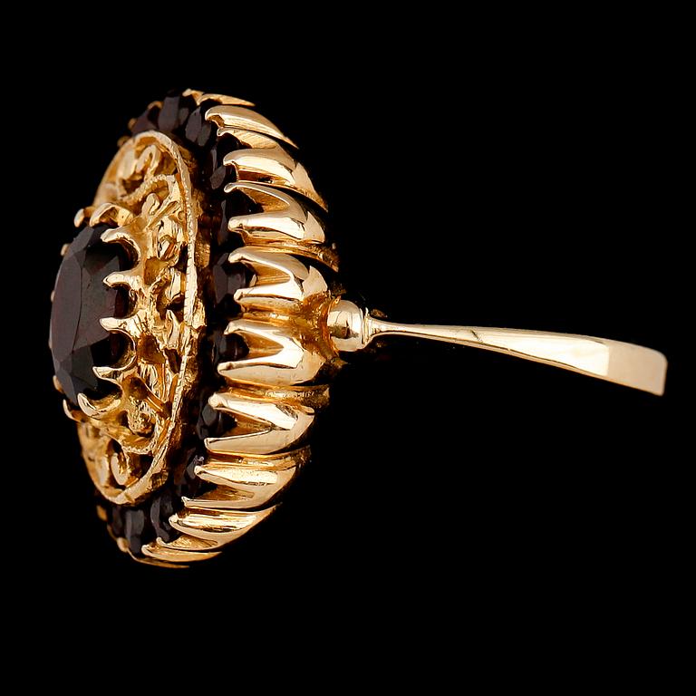 RING, 18 k guld och granater. Vikt ca 8 g.
