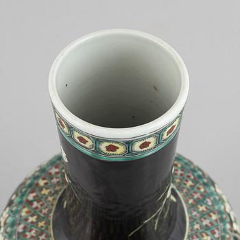 A Chinese famille noir porcelain vase, late Qing dynasty / early 20th century.