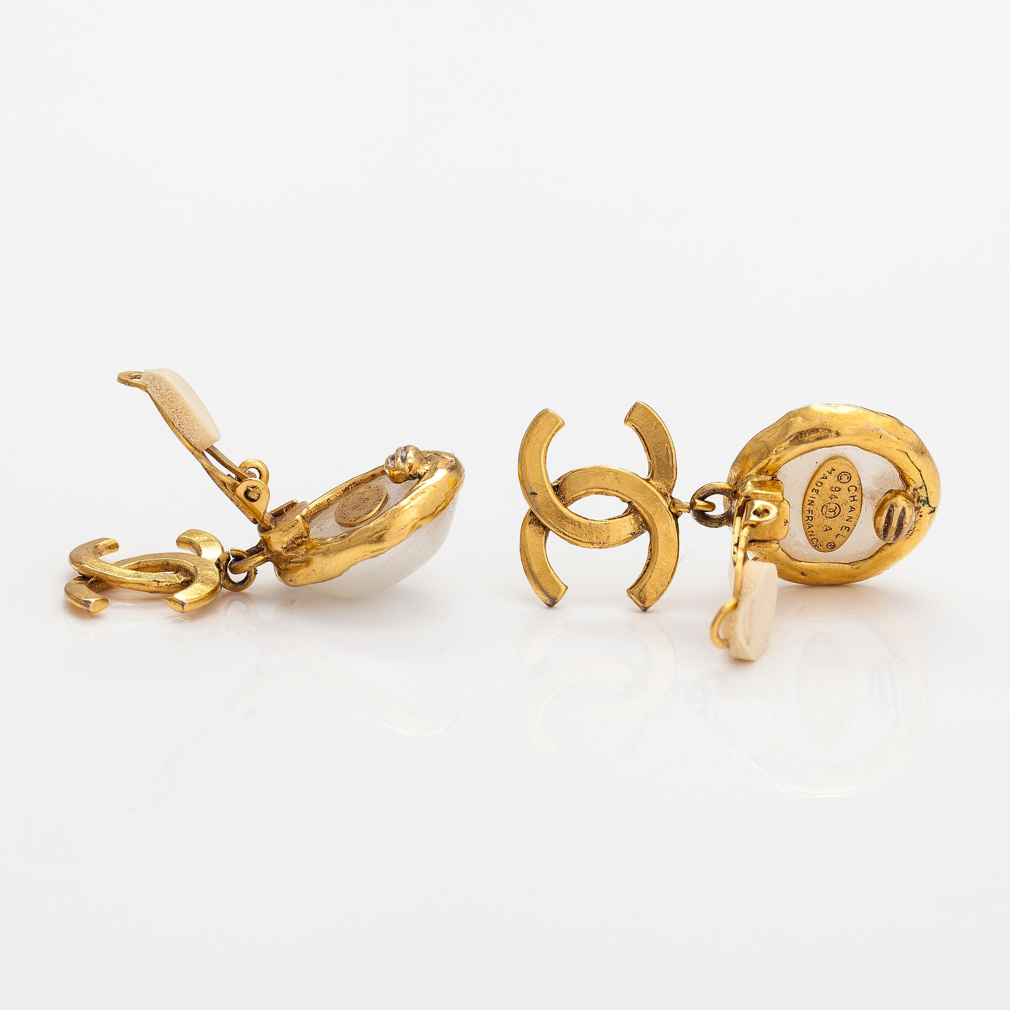 Chanel, Örhängen, guldfärgad metall och pärlimitation. Märkta Chanel 94 A Made in France.