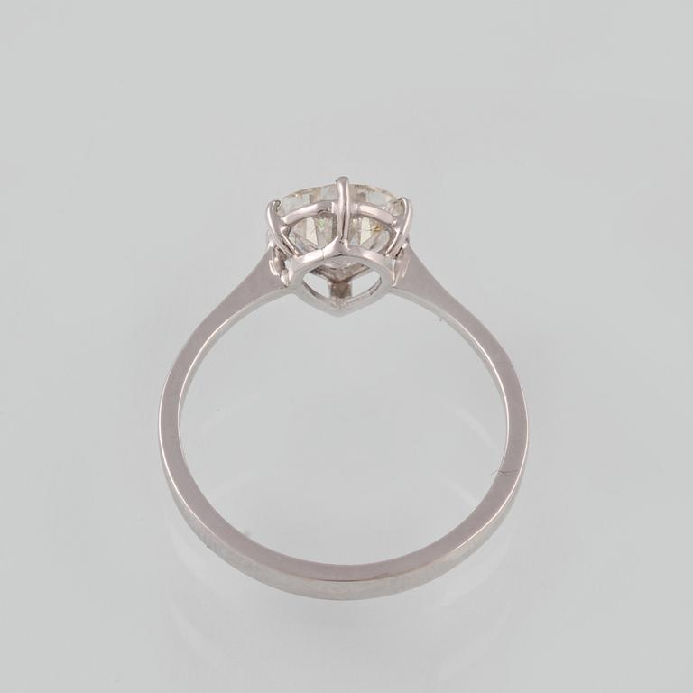 RING, 18K vitguld med droppslipad diamant, ca 1.20 ct. Vikt 2,1 gram.