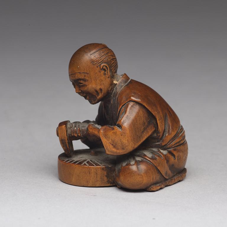 A Japanese wooden netsuke, Edo period, 19th Century.