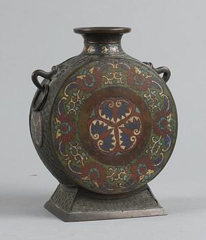 VAS, cloisonné. 1800-talets slut.