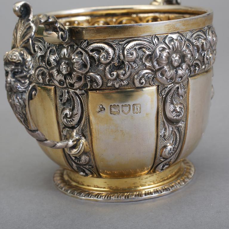 SOCKERSKÅL MED STRÖARE, silver, London, 1897, James Wakely & Frank Clarke Wheeler. Tot vikt (exkl etui) 240 gram.