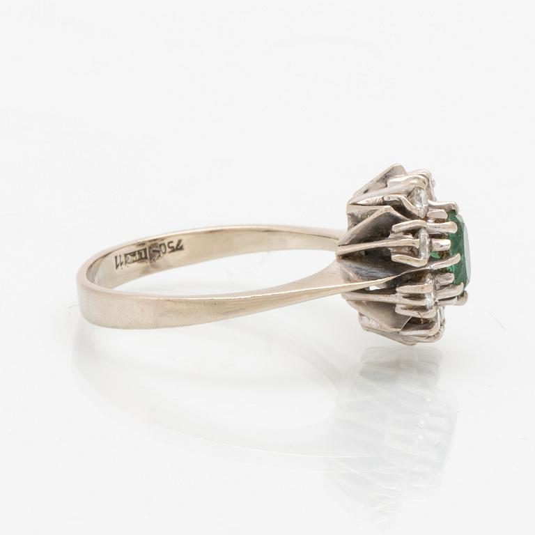 Ring carmosé 18K vitguld med oval fasetterad grön turmalin samt runda briljantslipade diamanter.