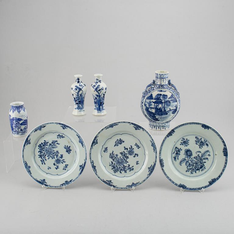 Six blue and white porcelain objects, Qing dynasty, 18th-19th century.