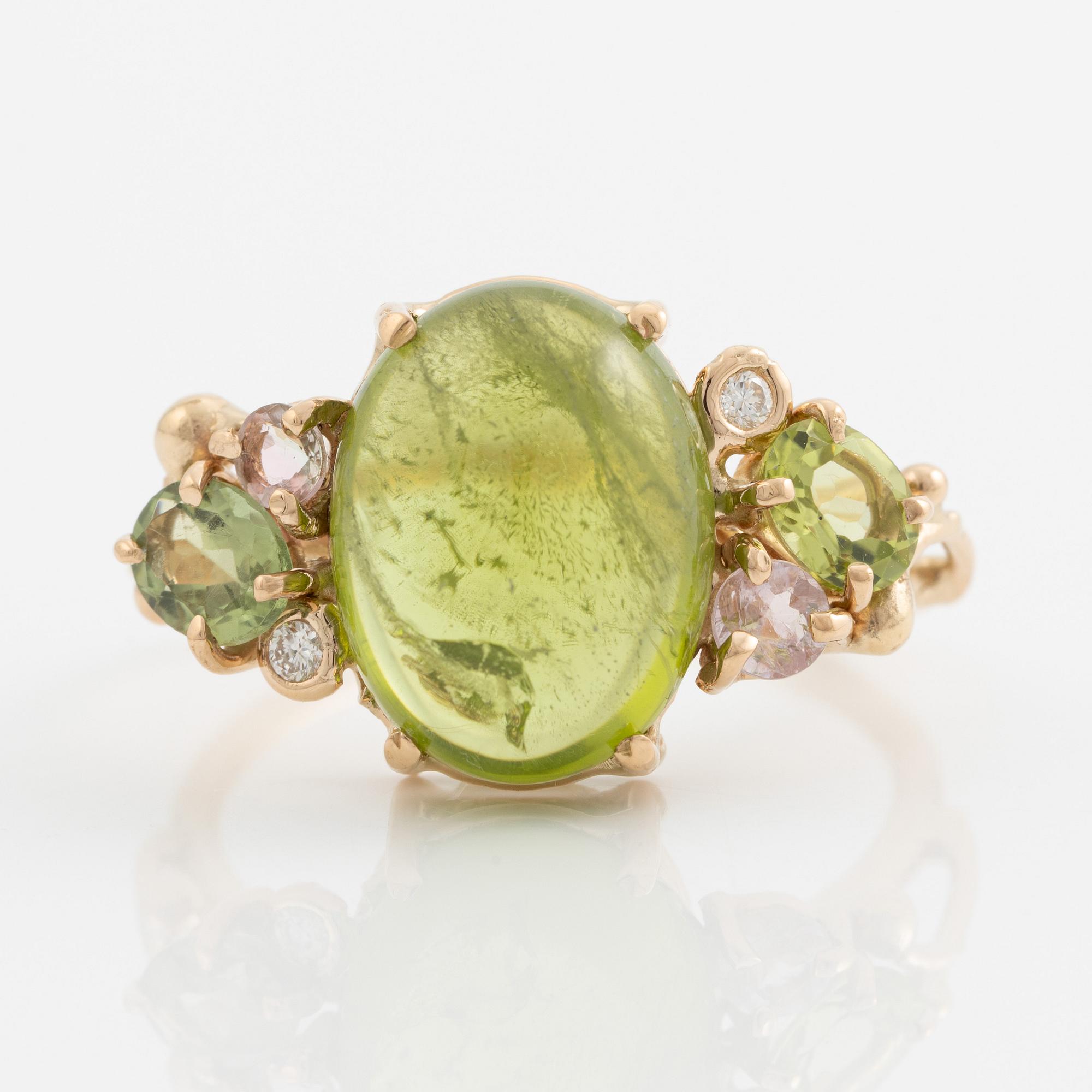 Ring, Mandelstam, 18K gold with cabochon-cut peridot, tourmalines, and brilliant-cut diamonds.