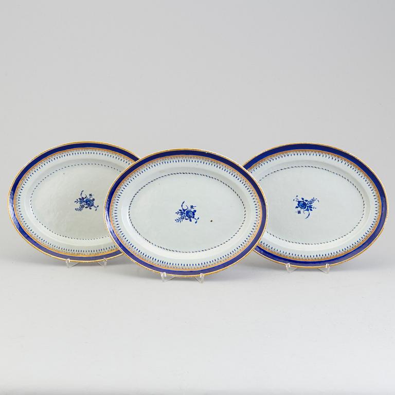 Three blue and white export porcelain dishes, Qing dynasty, Jiaqing, late 18th century.