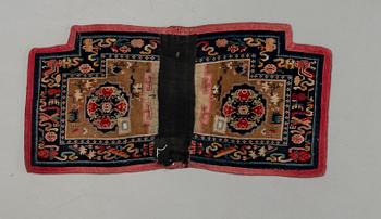 SADELTÄCKE, Tibet, 1900-talets första hälft. Ca 134x67 cm.