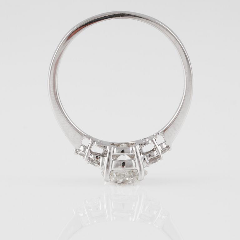 RING, 18K vitguld med briljantslipad diamant ca 0.97 ct och små briljantslipade diamanter ca 0.16 ct. Vikt 2,6 gram.