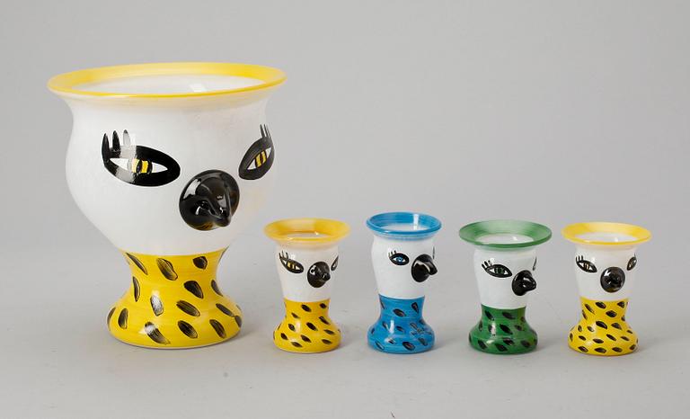ÄGGKOPPAR samt VAS, 4+1 st, handmålat glas, Ulrica Hydman-Vallien, Kosta Boda, b la Artist Collection, 1980-tal.