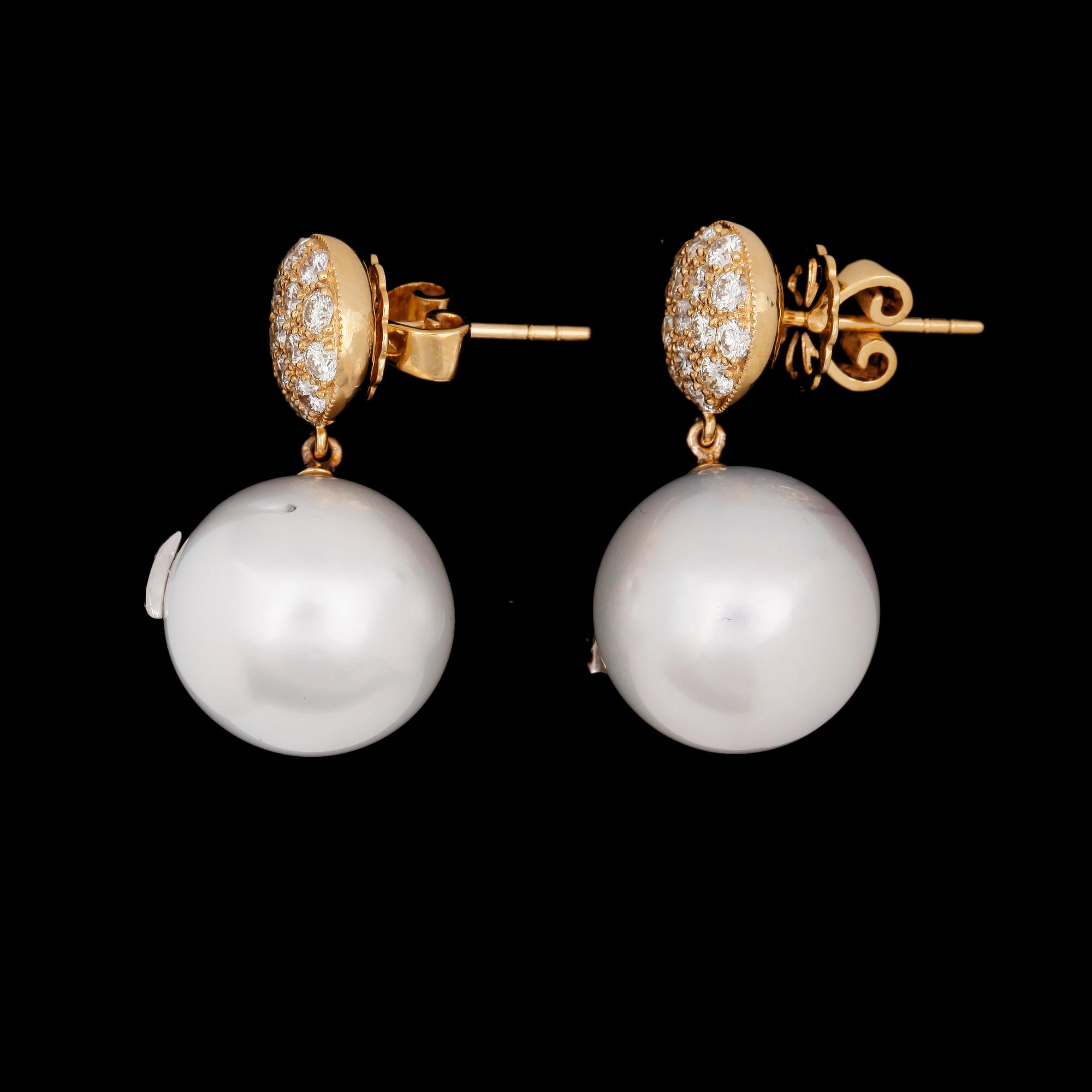 EARRINGS, cultured South sea pearls, 15,2 mm, and brilliant cut diamonds, tot. app. 1.20 cts.
