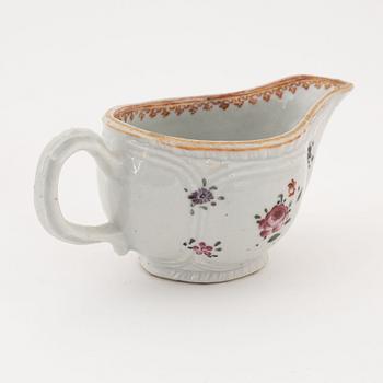 A pair of Chinese plates, a serving dish and a cream jug, Qing dynasty, 18th Century.