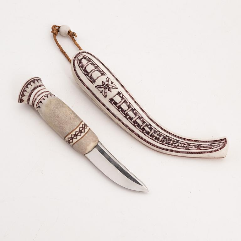 A reindeer horn knife by Erik Fankki, signed and dated 2001.