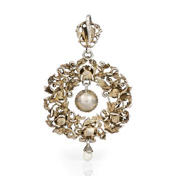 HÄNGE, besatt med sötvattenspärlor och gröna fasettslipade stenar, omkring sekelskiftet 1900.