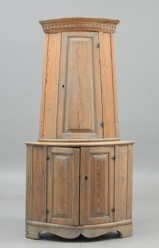 HÖRNSKÅP, allmoge. 1800-tal.