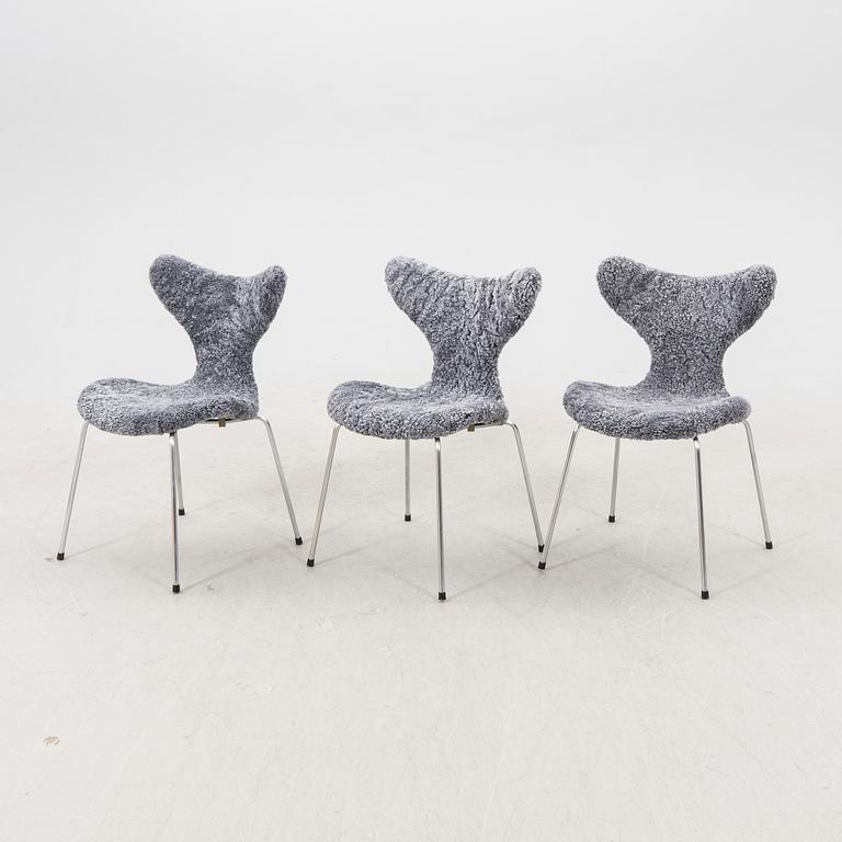 Arne Jacobsen, a set of six "Måsen/Liljan" sheepskin chairs from Fritz Hansen Denmark.