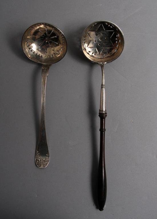 GRÄDDKANNA OCH STRÖSKEDAR, 1+2, silver, 1800-tal.