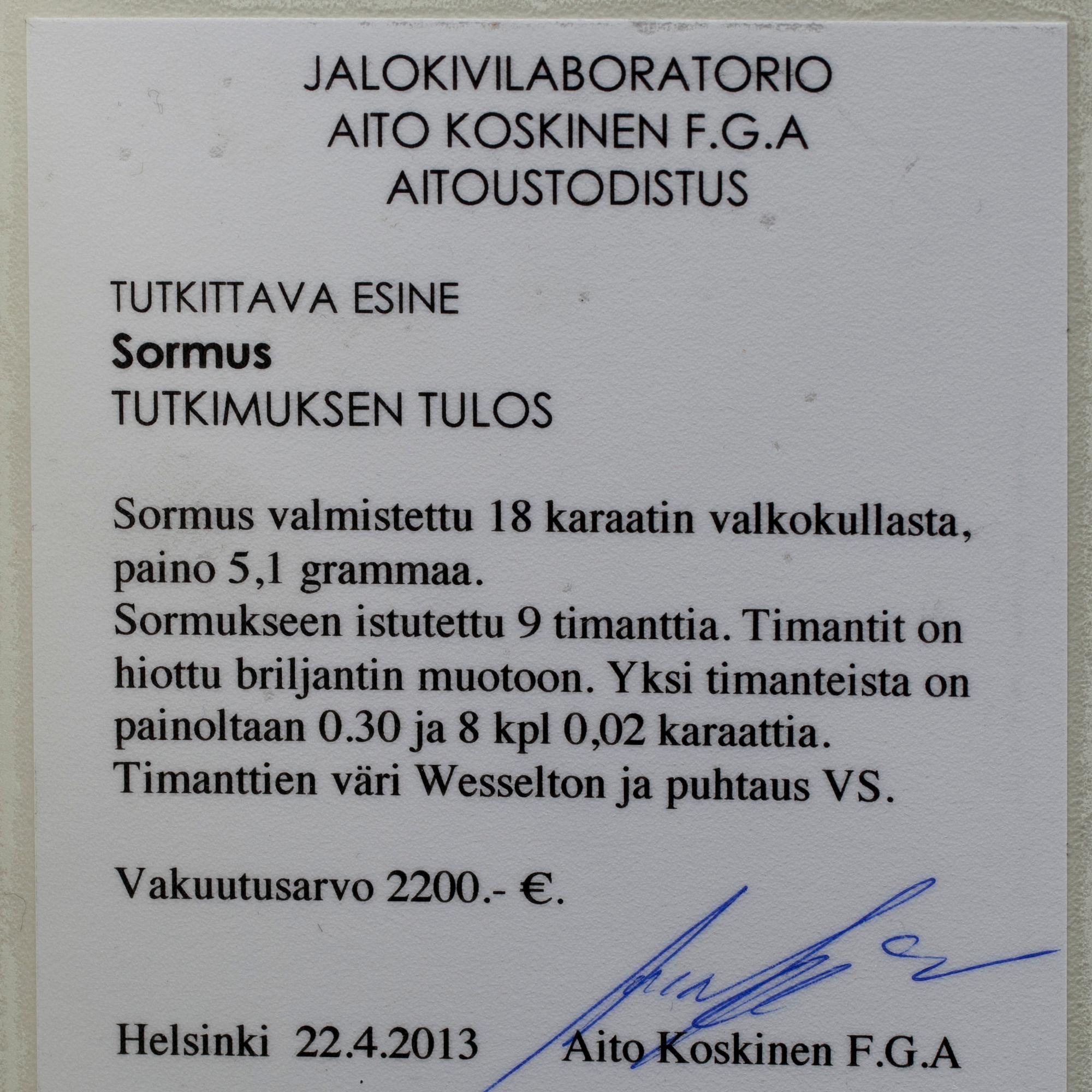RING, vitguld 18K, briljantslipade diamanter, mittsten 0,30 ct, sidostenar tot. 0,16 ct. Vikt 5,1 g. Intyg.