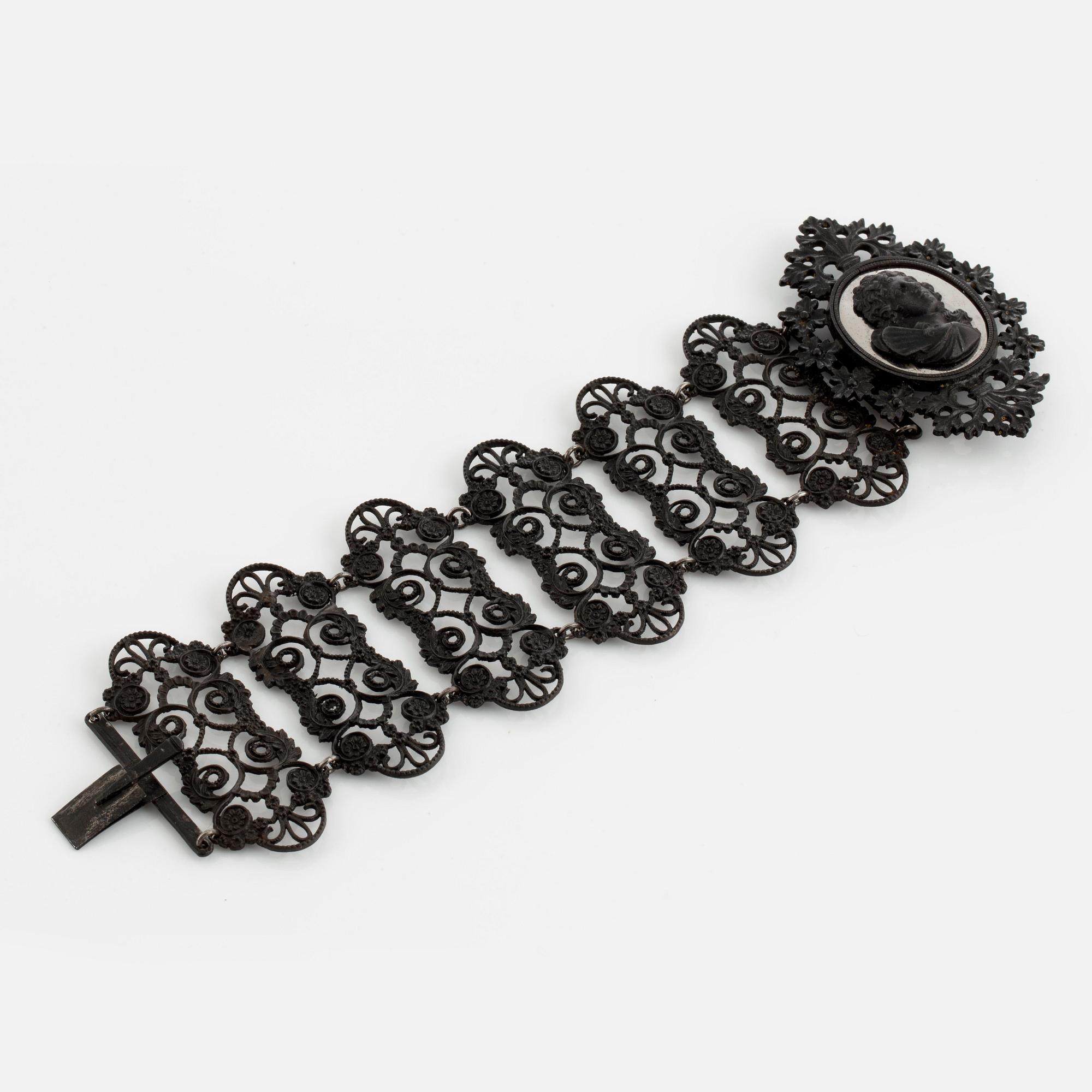 A Berlin iron and steel bracelet with a cameo. Berlin 1820-30.