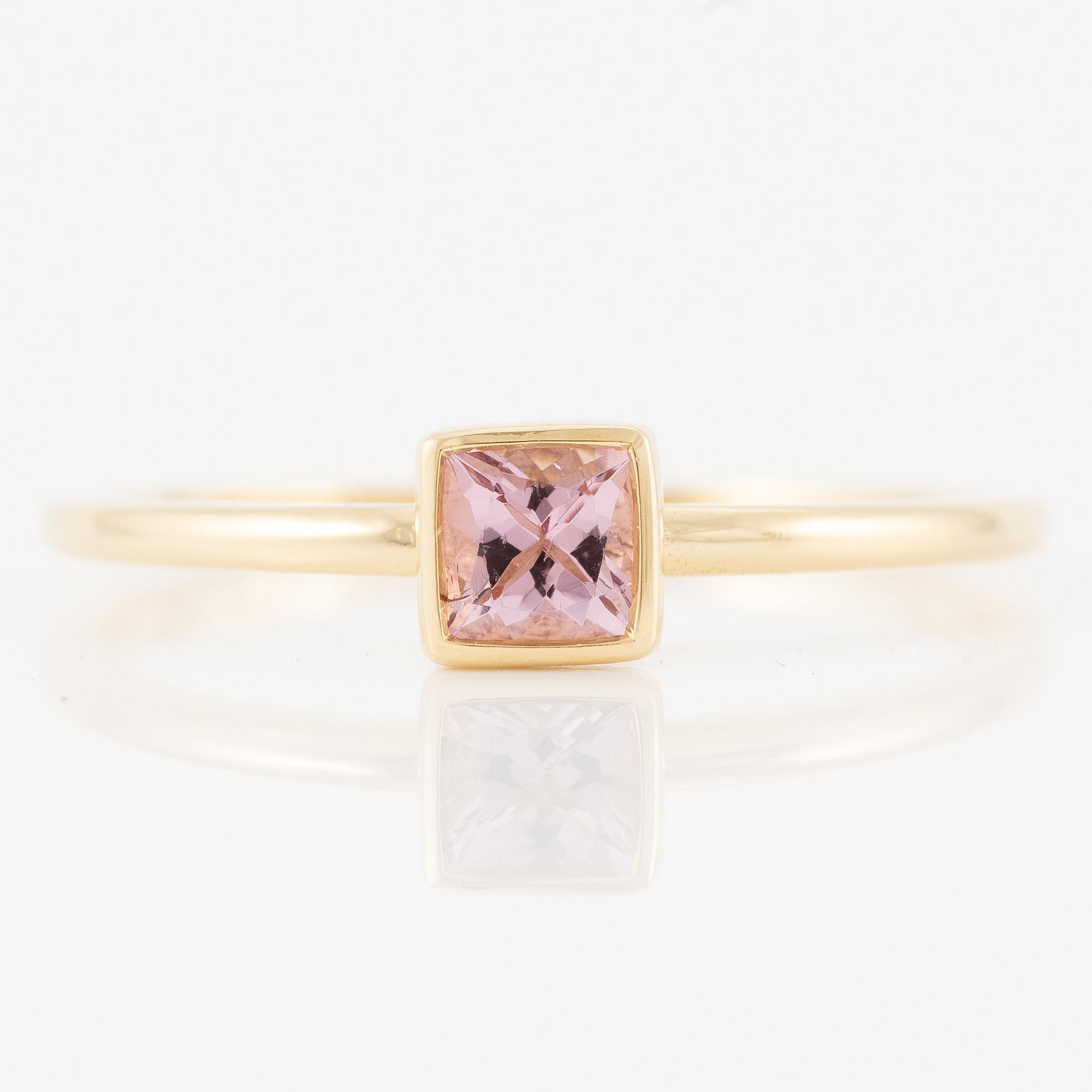 Ring 18K guld med morganit.