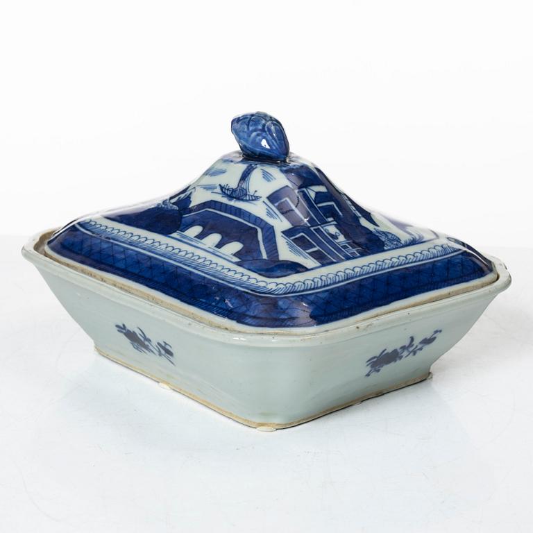 Terrin med lock, porslin Kina 1800-tal.
