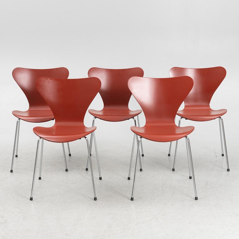 Arne Jacobsen, stolar, 5 st, "Sjuan", Fritz Hansen, Danmark, 2022.