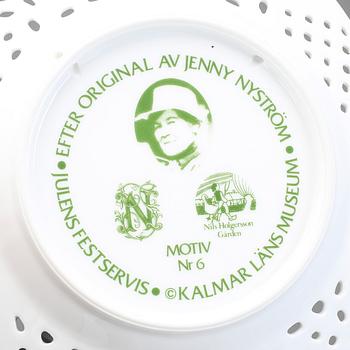 SERVISDELAR, 18 st, porslin, efter Jenny Nyström, utgiven av Kalmar Läns Museum, 1900-talets andra hälft.
