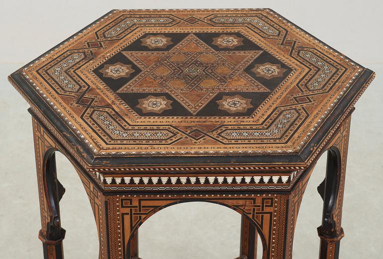 BORD, orientaliskt, 1800/1900-tal.