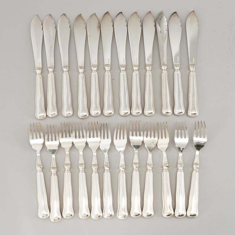 A SET OF 24 PLATE FISH KNIVES AND FORKS, first half of the 20th century.