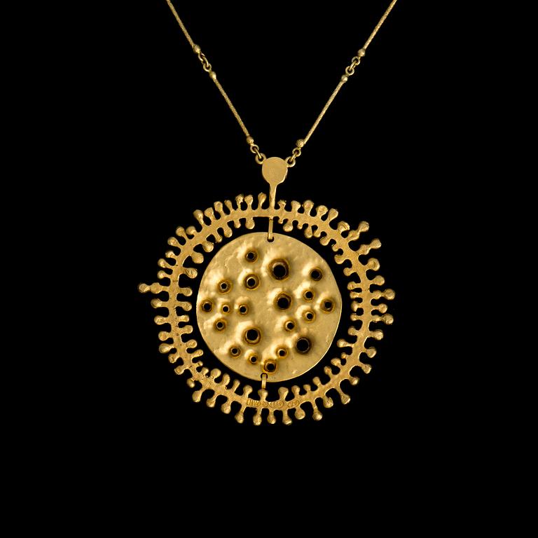 TAPIO WIRKKALA, A NECKLACE, A View from Moon, 14K guld, N. Westerback 1975.