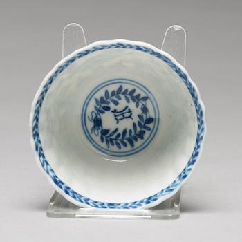 KOPP med FAT, porslin. Qingdynastin, Kangxi (1662-1722). Med monogram HC.