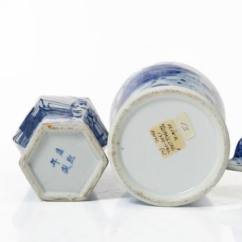Two Chinese blue and white porcelain vases, Qing dynasty, 19th century.