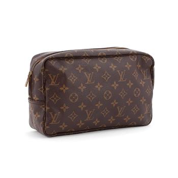 430. LOUIS VUITTON, a monogram canvas wash bag.