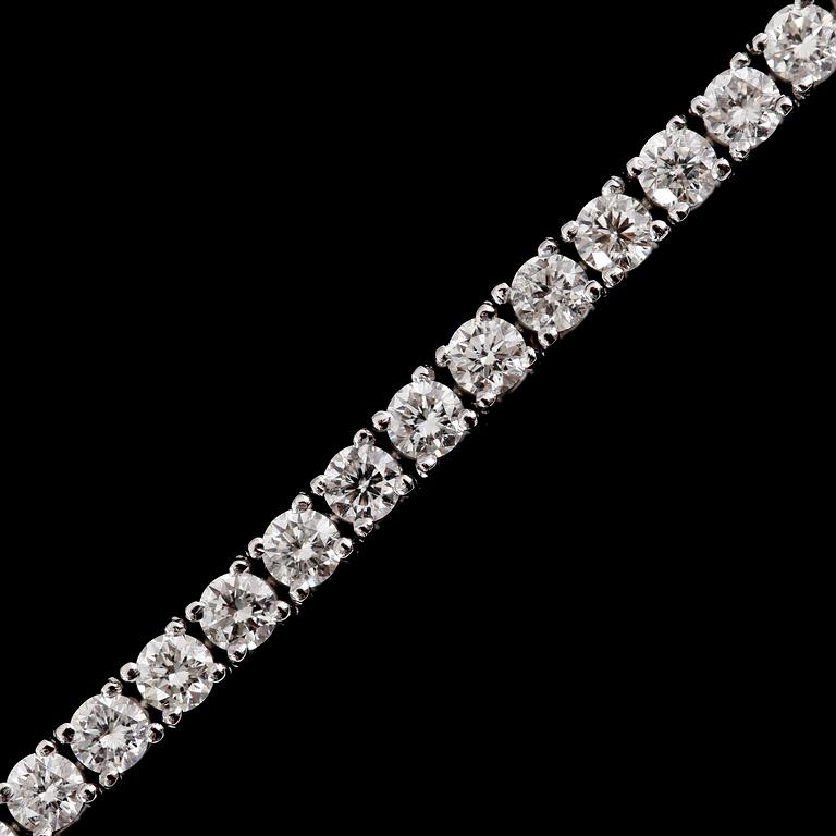 ARMBAND, 18 k vitguld, Rivière, 56 briljantslipade diamanter totalt 5.27 ct.