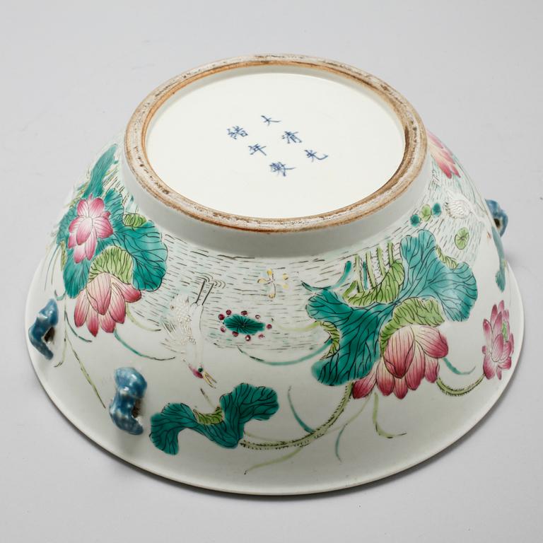 A Chinese porcelain soup terrine, Guangxu (1875-1908).